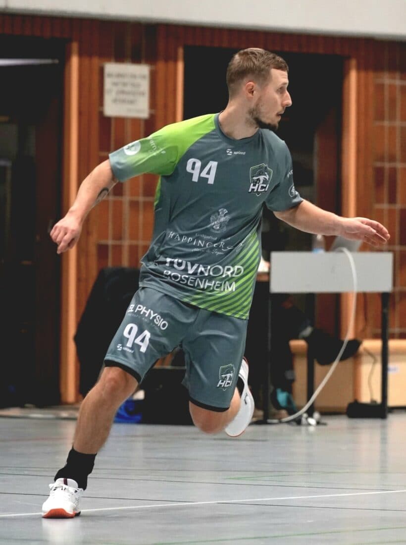 Dietmar Kühnel im Handballtrikot beim Antritt in der Halle.